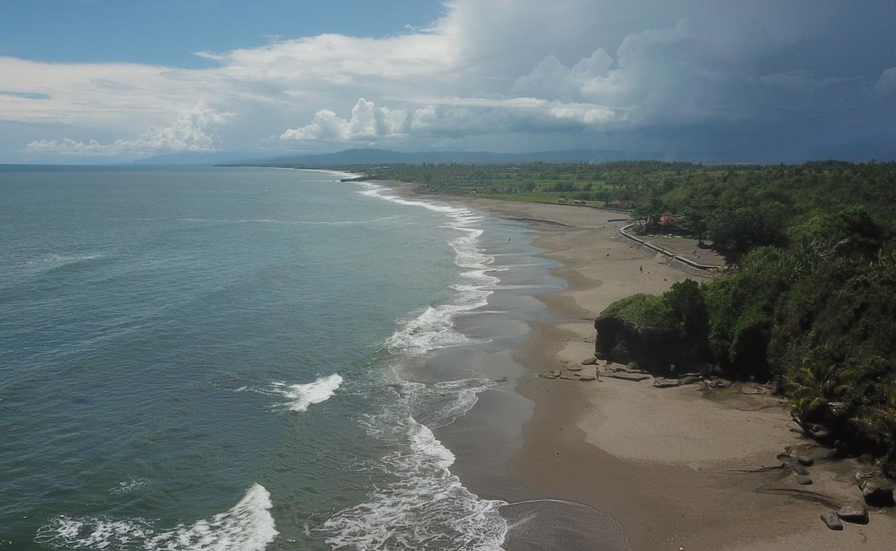 Foto de Kedungu Beach con arena fina gris superficie