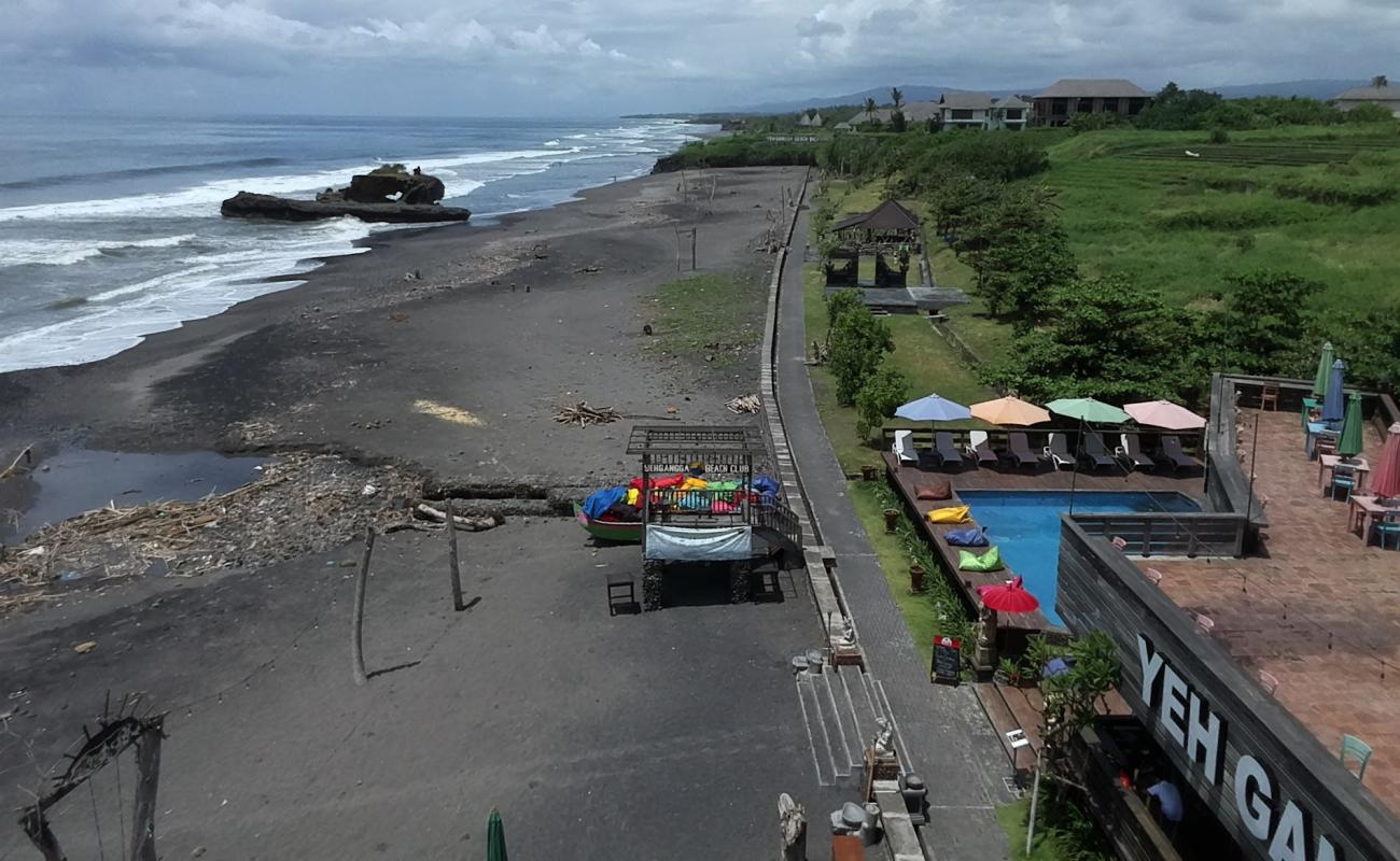 Foto de Yeh Gangga Beach con arena negra superficie