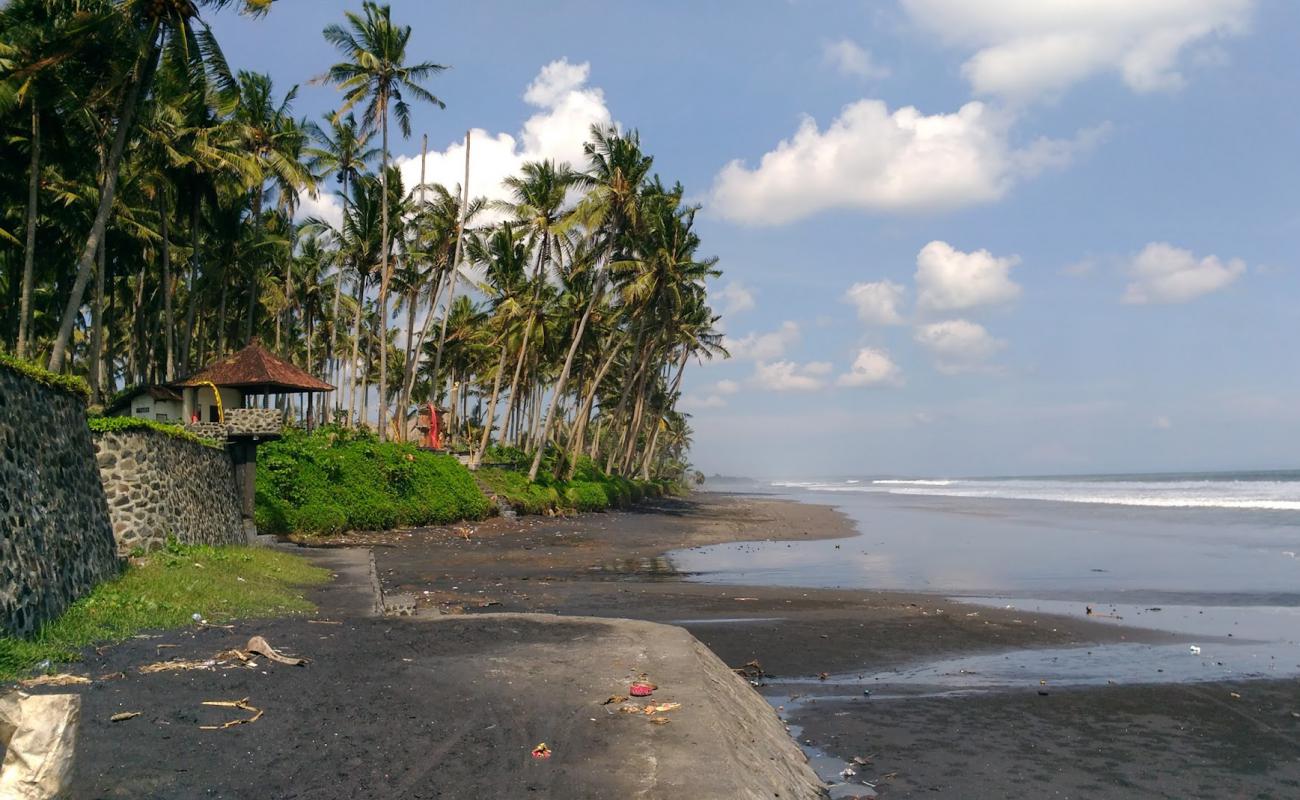 Foto de Pasut Beach con arena negra superficie