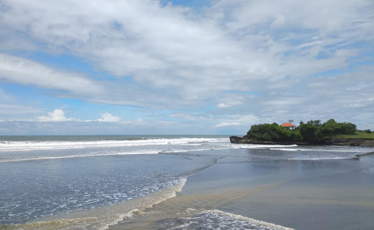 Foto de Abian Kapas Beach con arena negra superficie