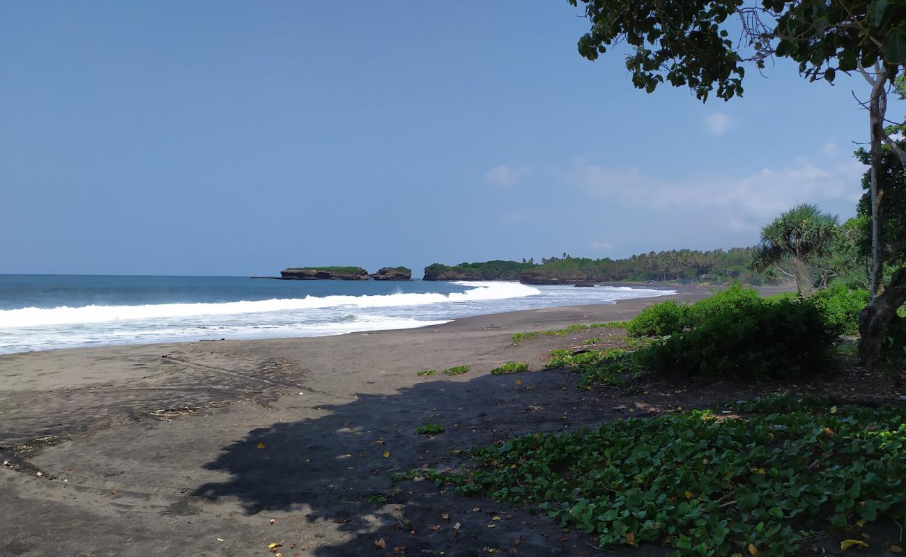 Foto de Kelecung Beach con arena negra superficie