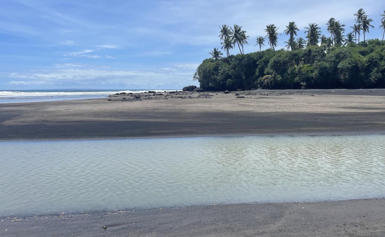 Foto de Bonian Beach con arena oscura superficie