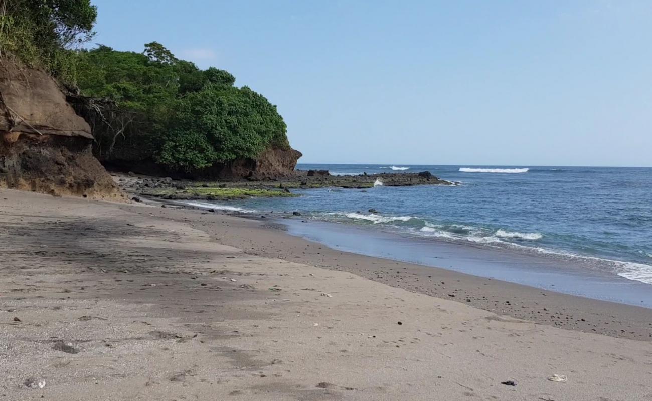 Foto de Soan Galuh Beach con arena oscura superficie