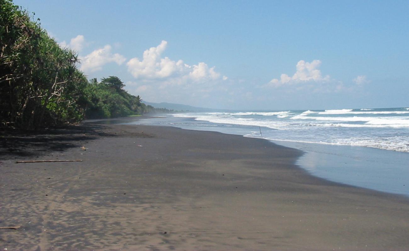 Foto de Mekayu Beach con arena oscura superficie