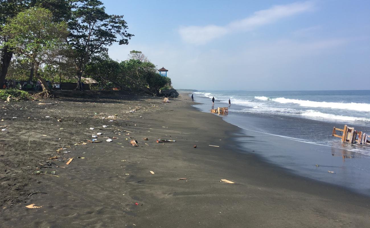 Foto de Dlod Low Beach con arena oscura superficie