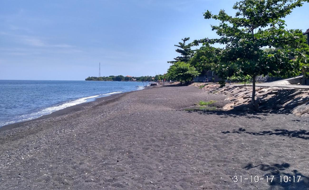 Foto de Beautiful Singaraja Beach con arena gris y guijarros superficie