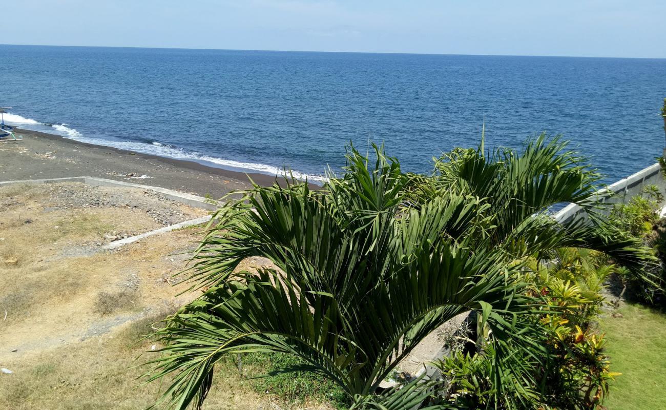 Foto de Bungkulan Beach con arena gris superficie