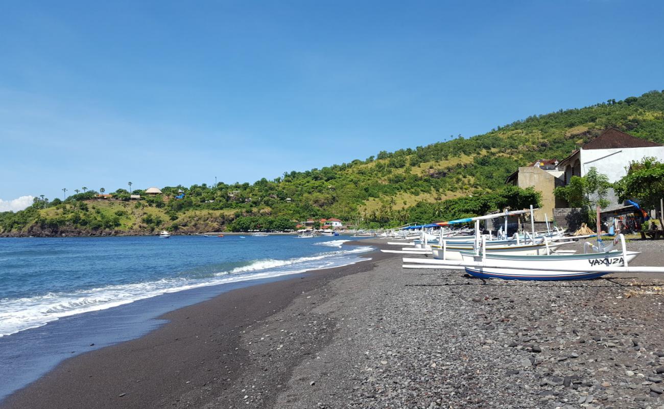 Foto de Jemeluk Beach con arena gris y guijarros superficie