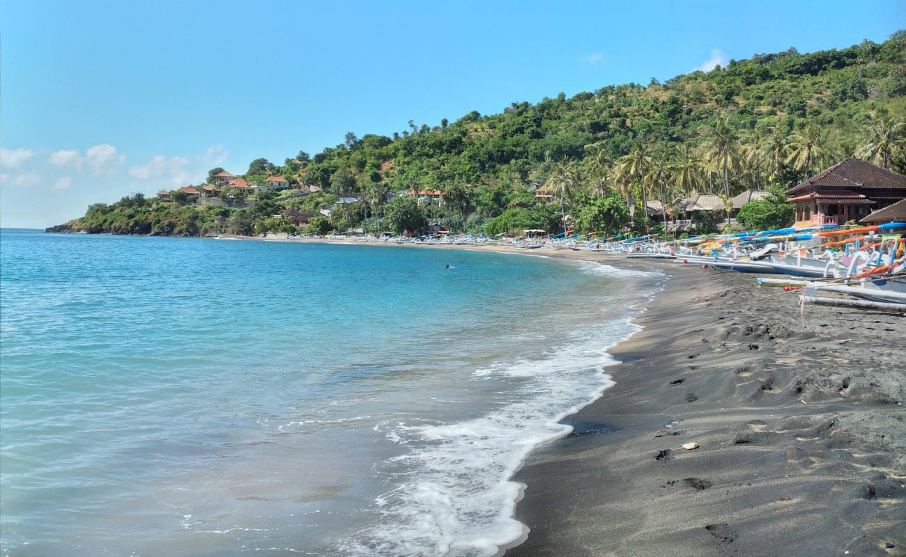 Foto de Lipah Beach con arena oscura superficie