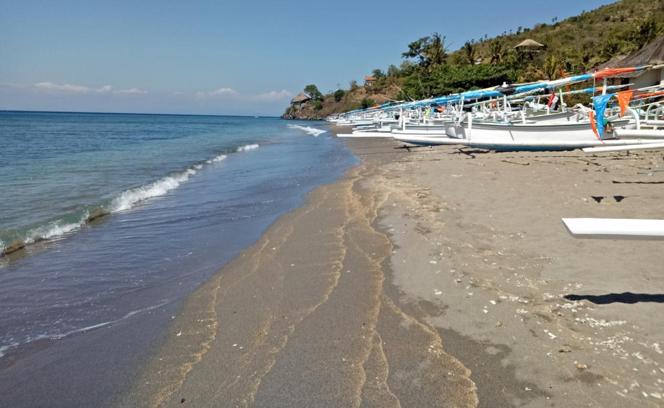 Foto de Bintang Beach con arena oscura superficie