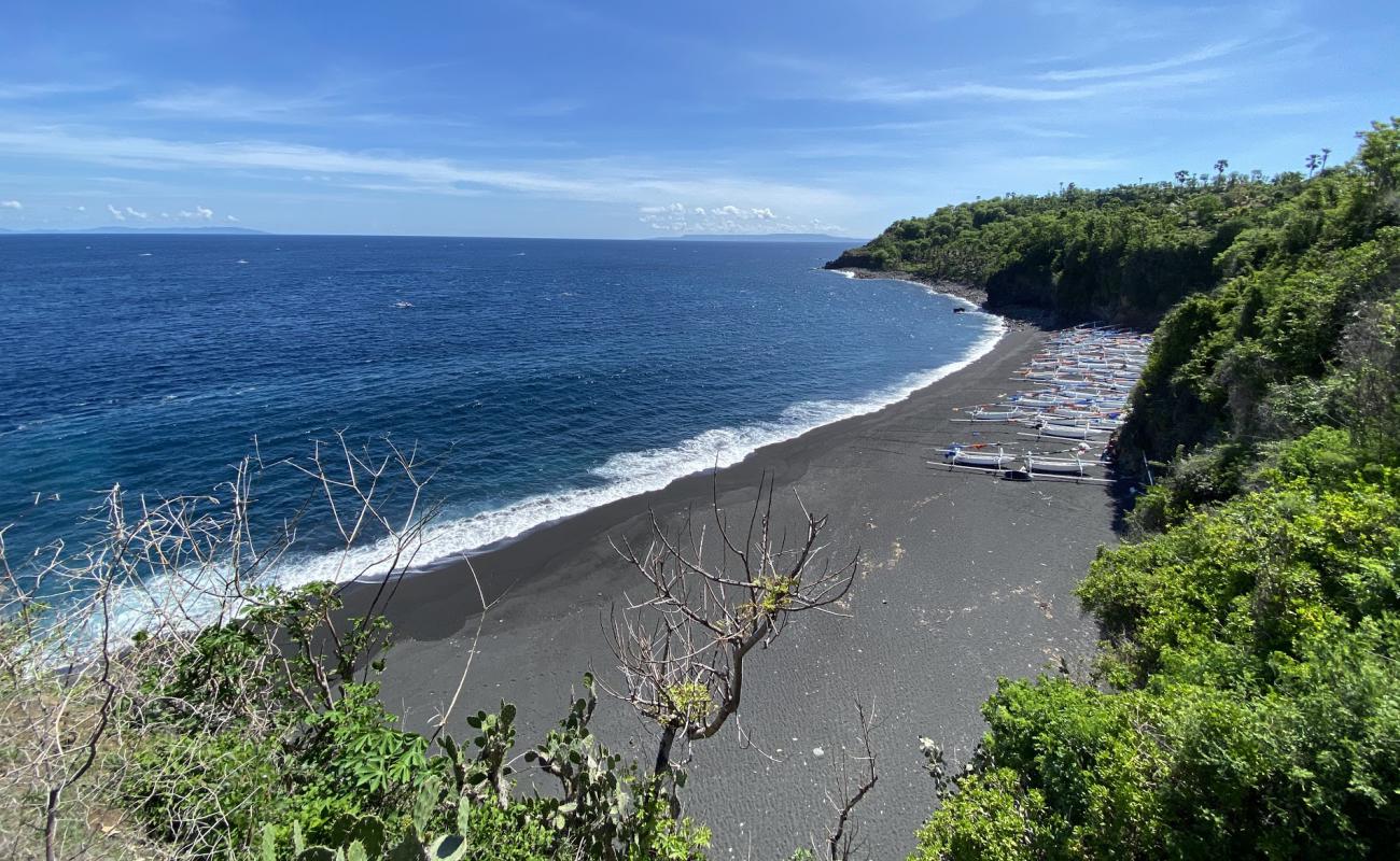 Foto de Black Sand Beach respaldado por acantilados