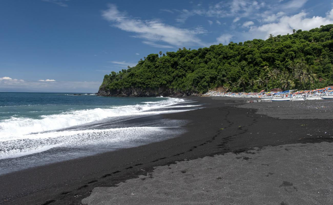 Foto de Bias Lantang Beach con arena gris superficie