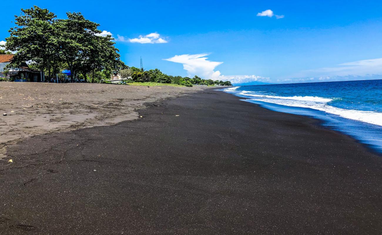 Foto de Goa Lawah Beach con arena gris superficie