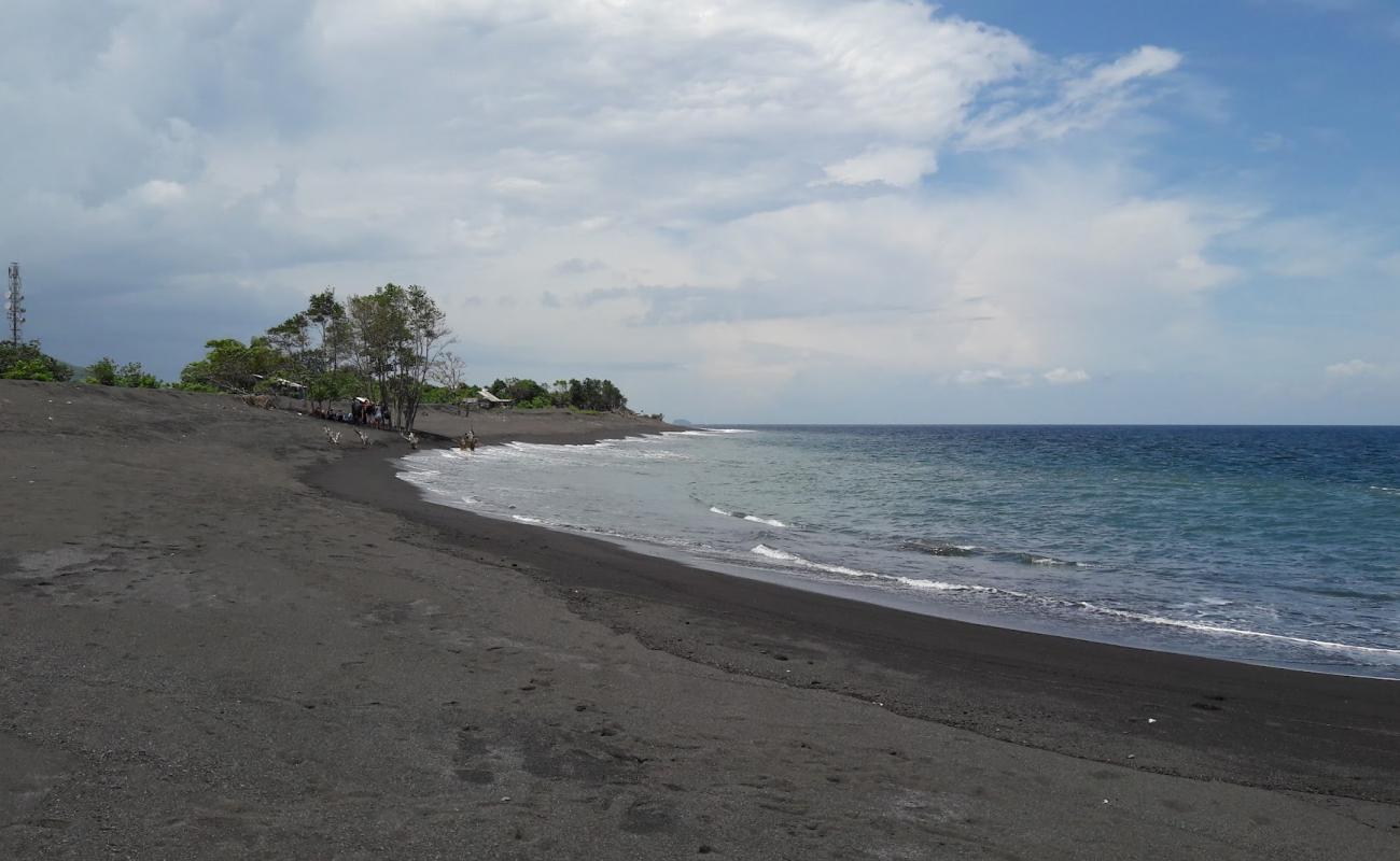 Foto de Karangnadi Beach con arena gris superficie