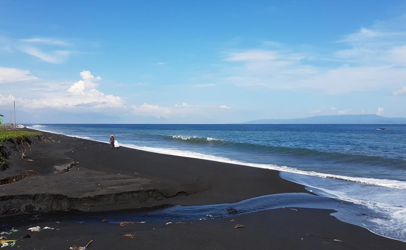 Foto de Jumpai Beach con arena negra superficie