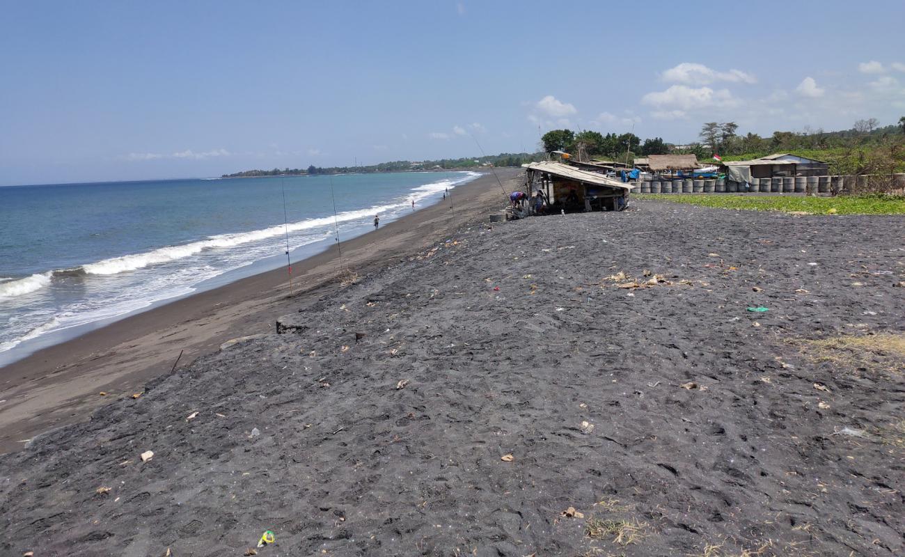 Foto de Cucukan Beach con arena gris superficie