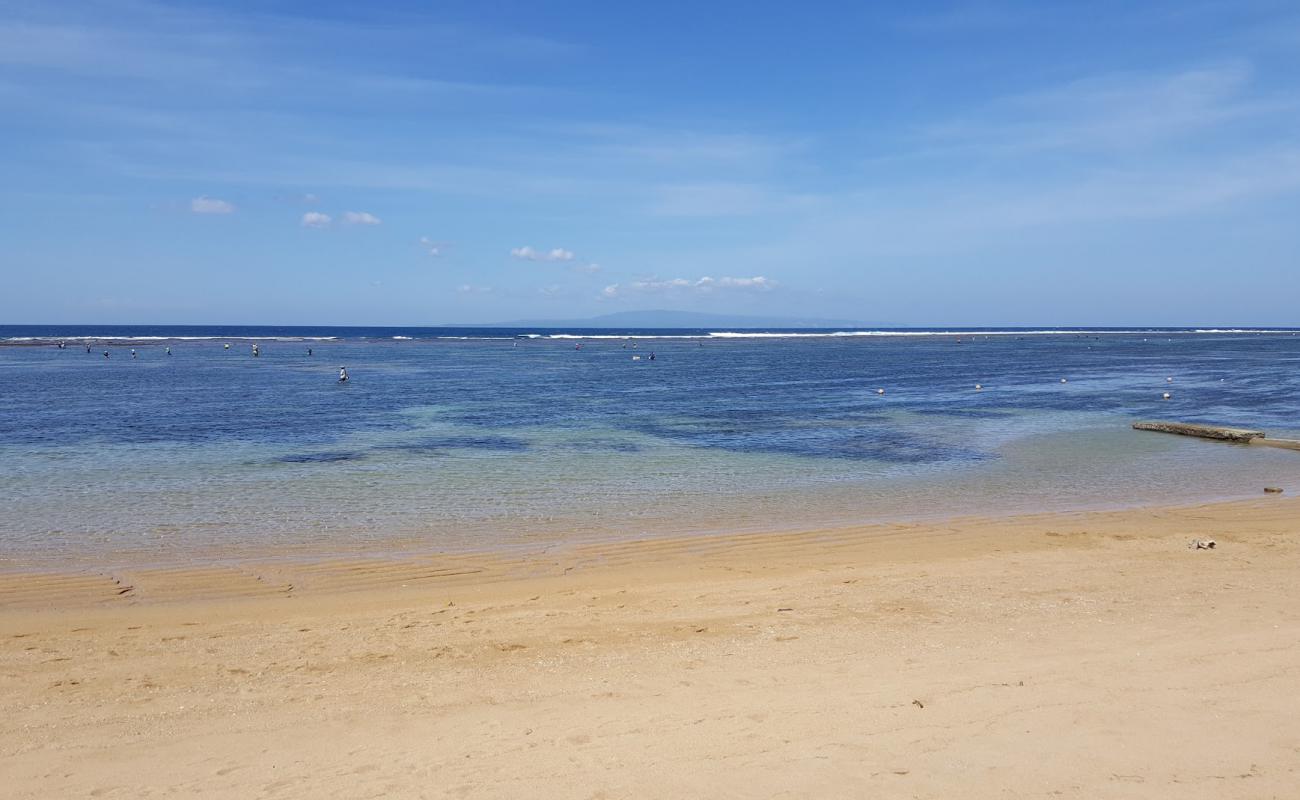 Foto de Sanur Beach con arena brillante superficie