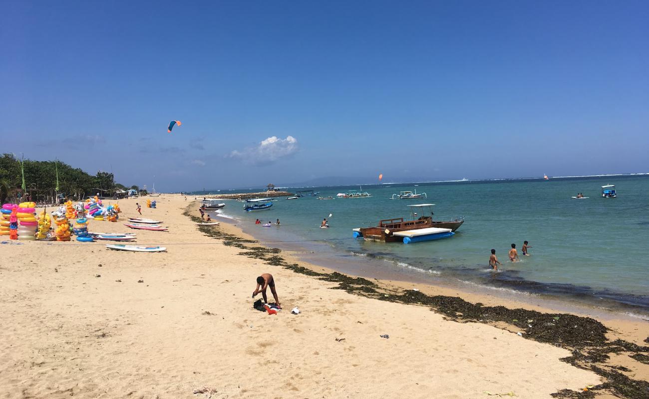 Foto de Playa Mertasari con arena brillante superficie