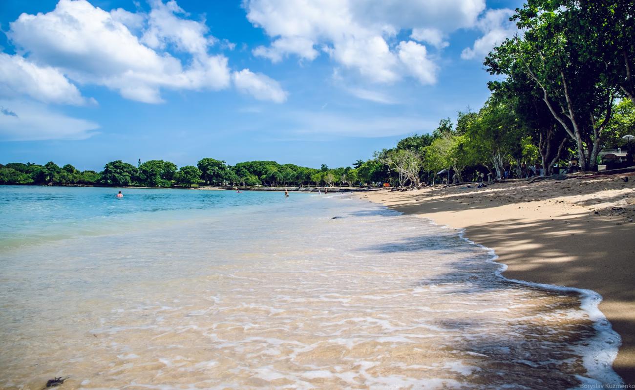 Foto de Samuh Beach con arena brillante superficie