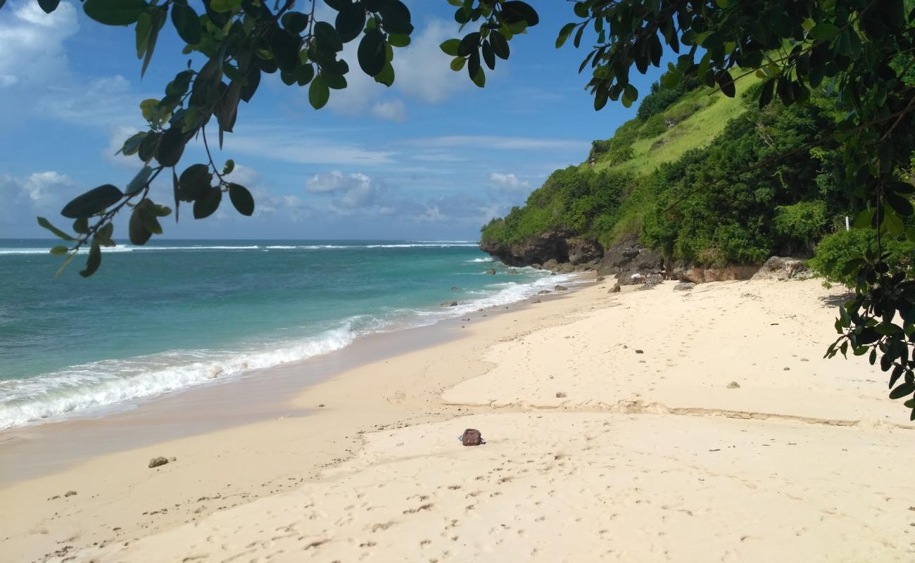 Foto de Gunung Payung Beach con arena brillante superficie