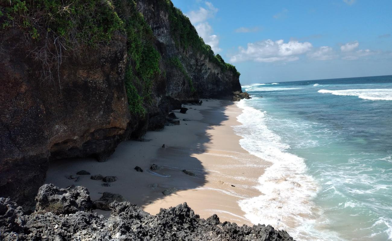 Foto de Alila Uluwatu Beach con arena brillante y rocas superficie