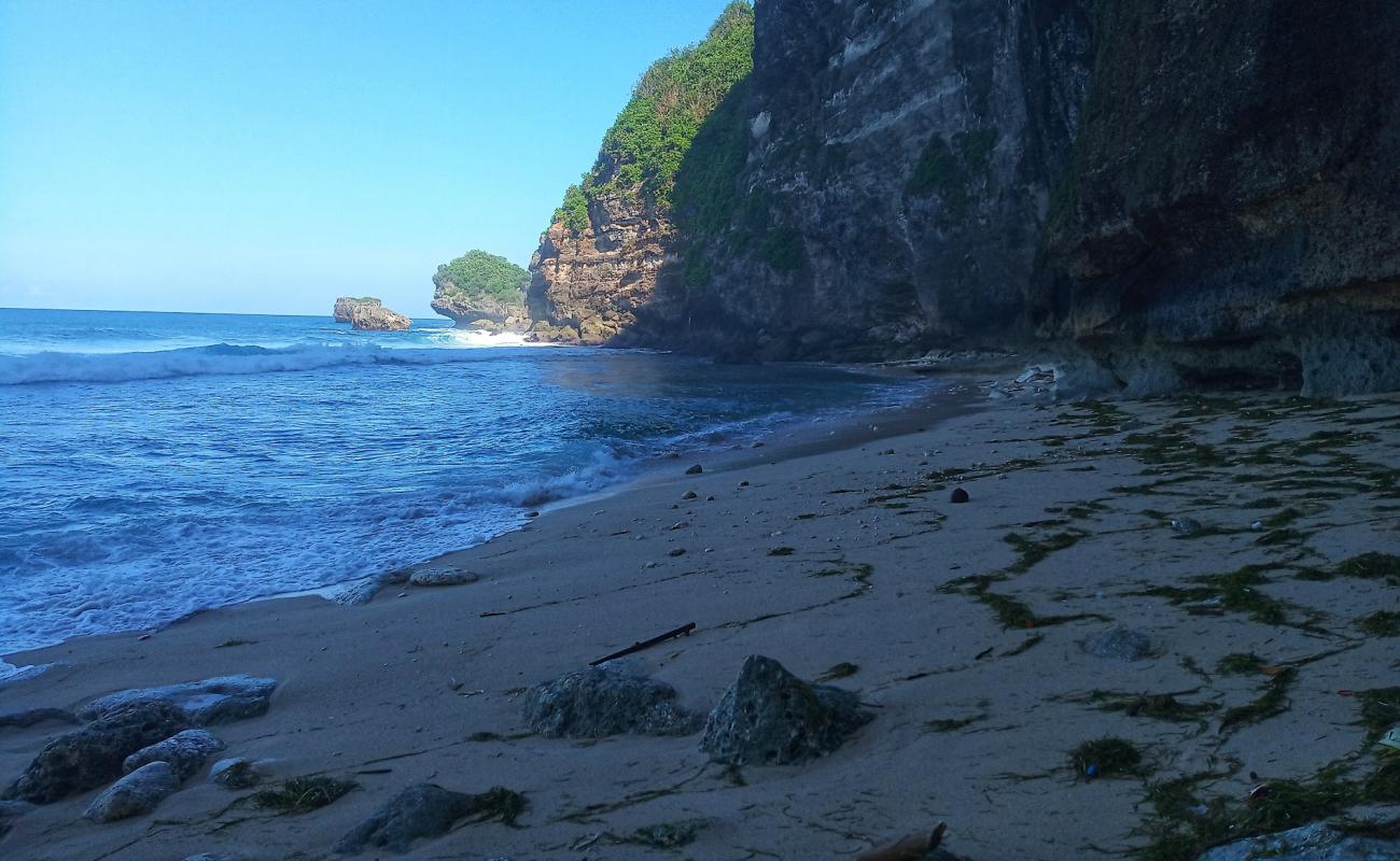 Foto de Samsara beach con arena brillante y rocas superficie