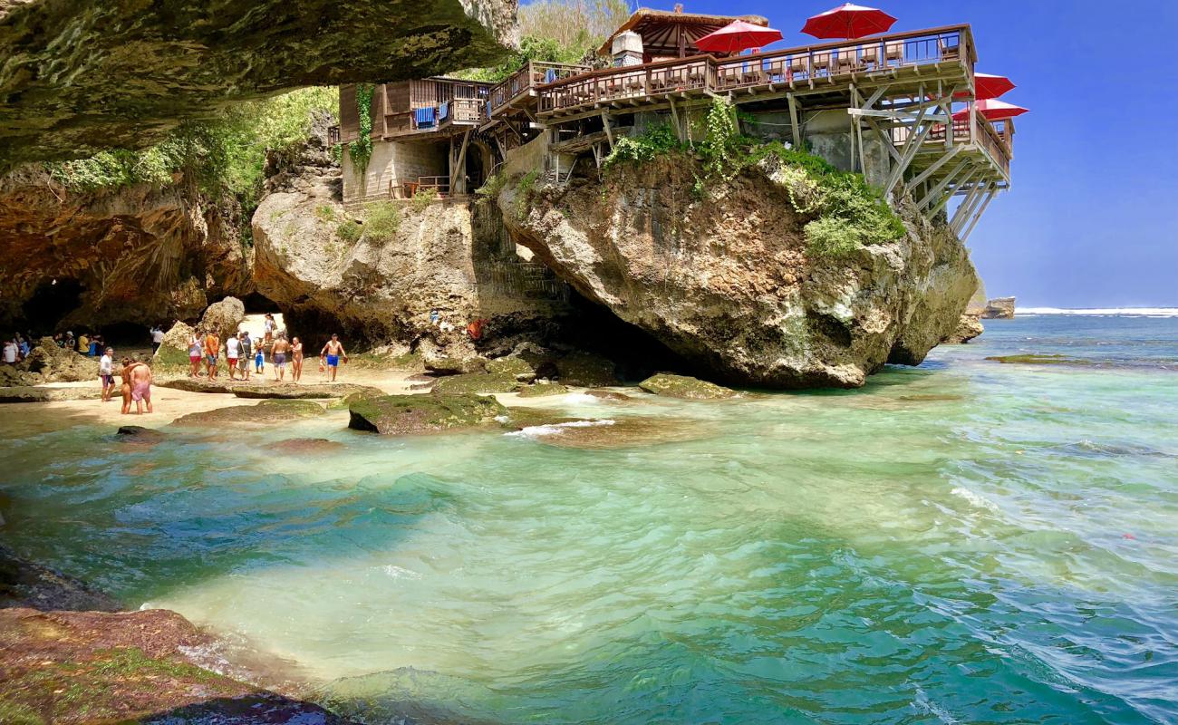 Foto de Playa Uluwatu con arena brillante superficie