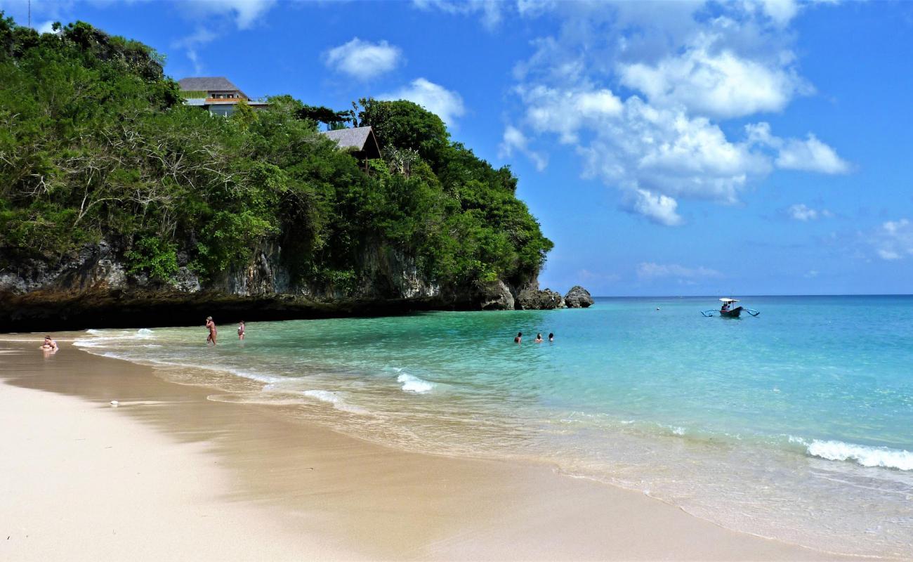 Foto de Playa Padang Padang con arena brillante superficie