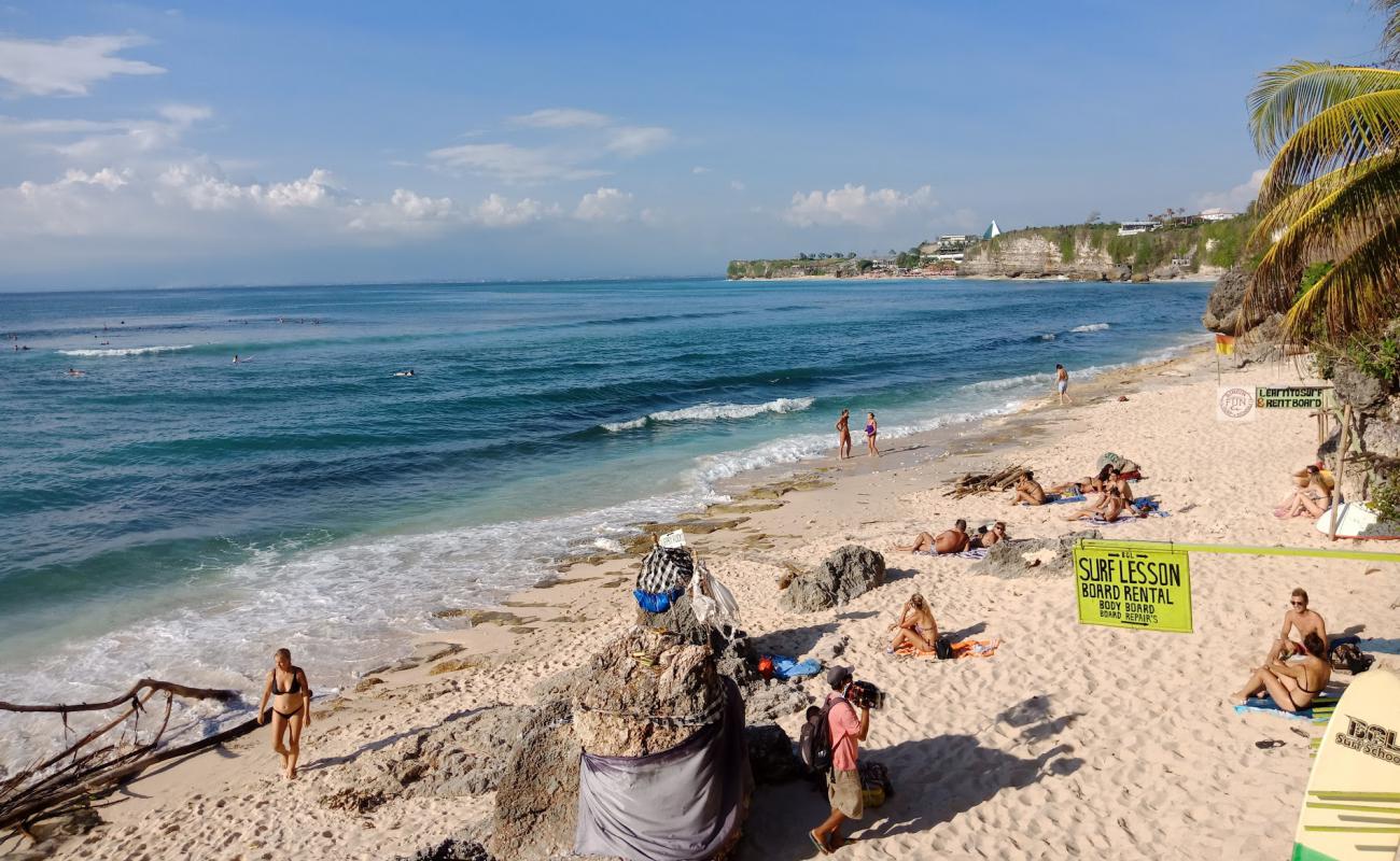 Foto de Bingin Beach con arena brillante superficie