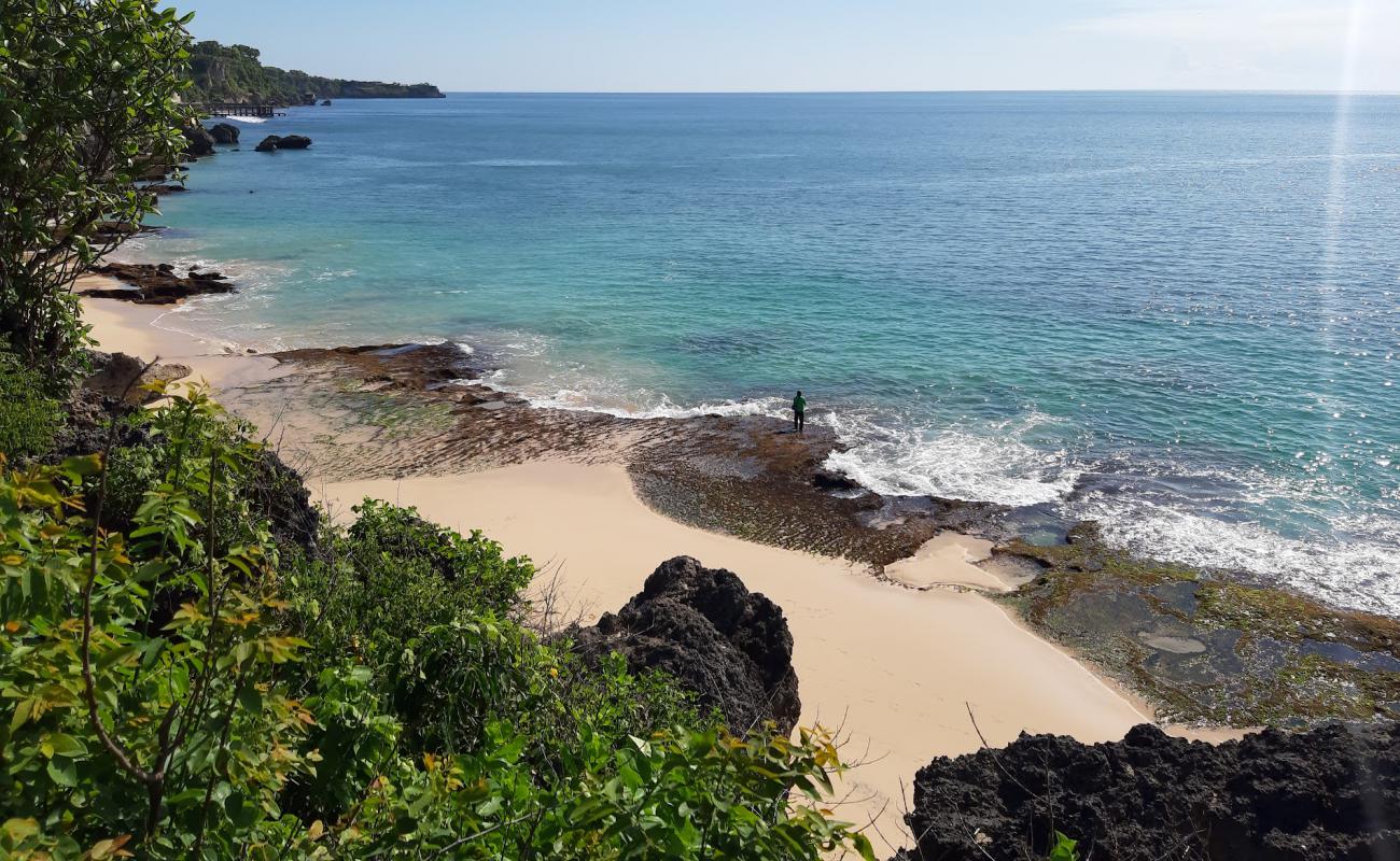 Foto de Cemongkak Beach con arena brillante y rocas superficie