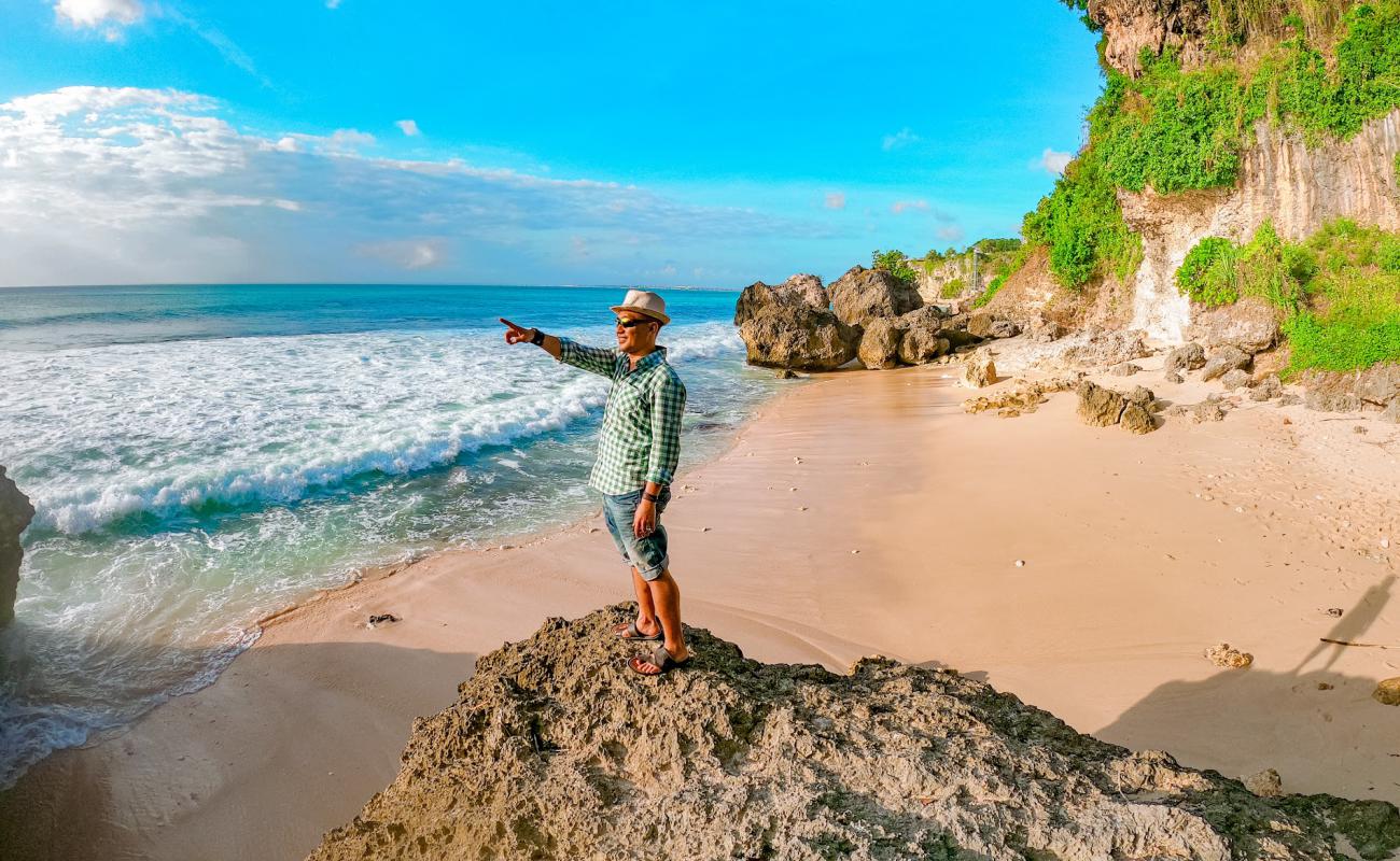 Foto de Batu Layah con arena brillante superficie