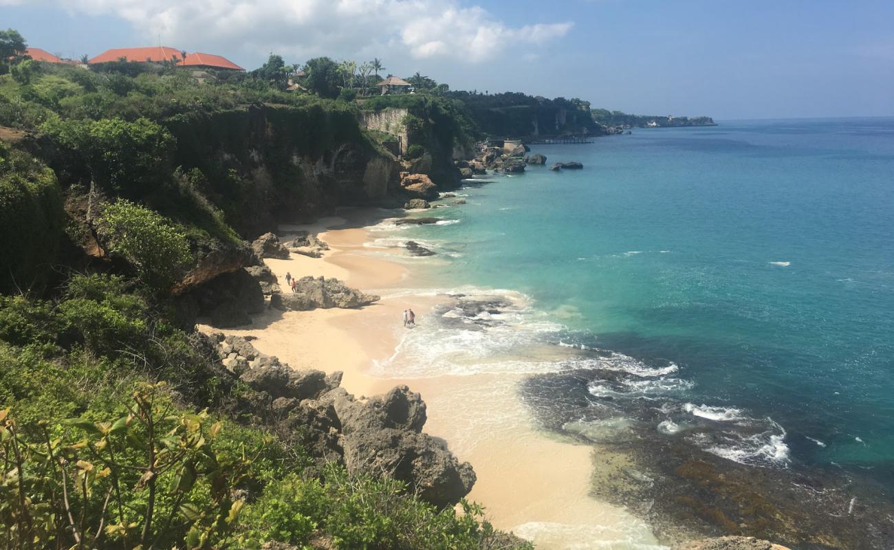 Foto de Kaneko Beach con arena brillante y rocas superficie