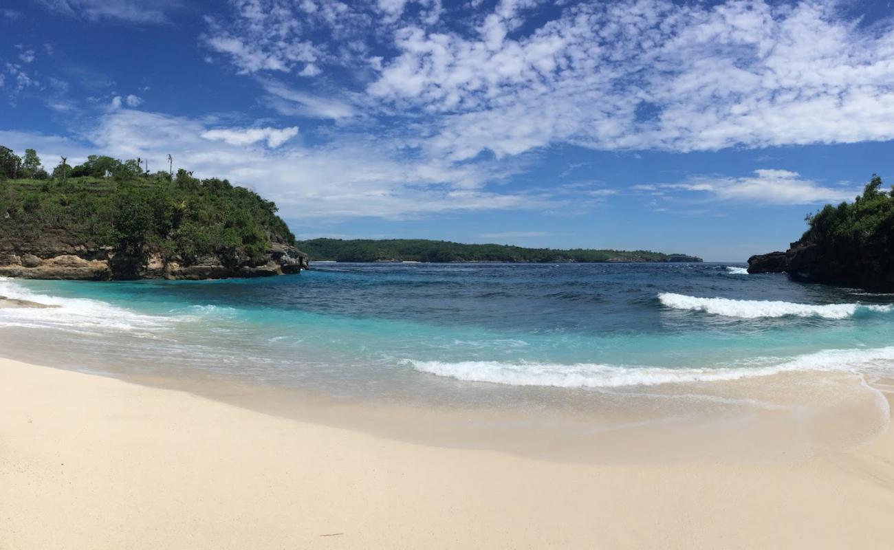 Foto de Secret Beach con arena brillante y rocas superficie