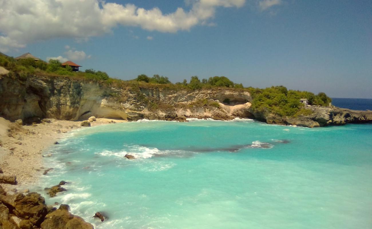 Foto de Blue Lagoon Nusa Ceningan con arena brillante y rocas superficie