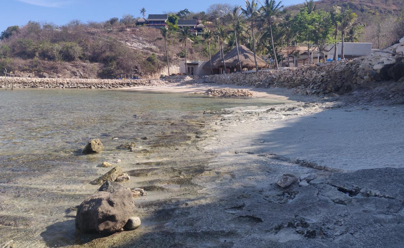 Foto de Penida secret beach con arena brillante y rocas superficie