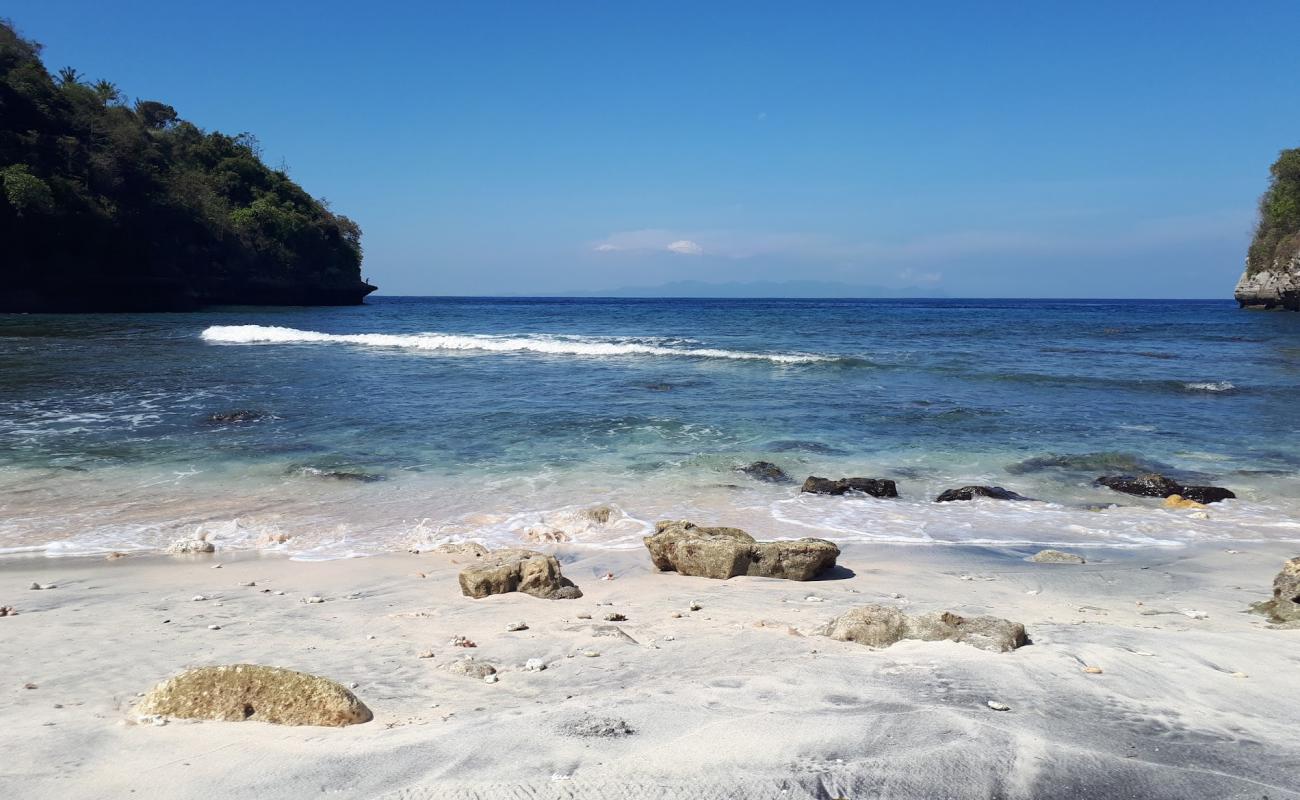 Foto de Sebele beach con arena gris y piedras superficie