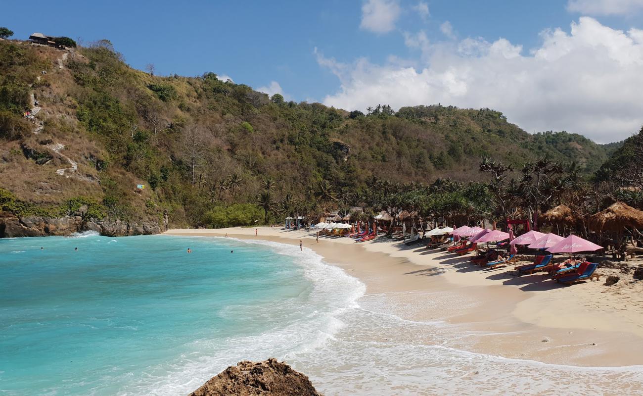 Foto de Playa Atuh con arena/guijarros blanco superficie