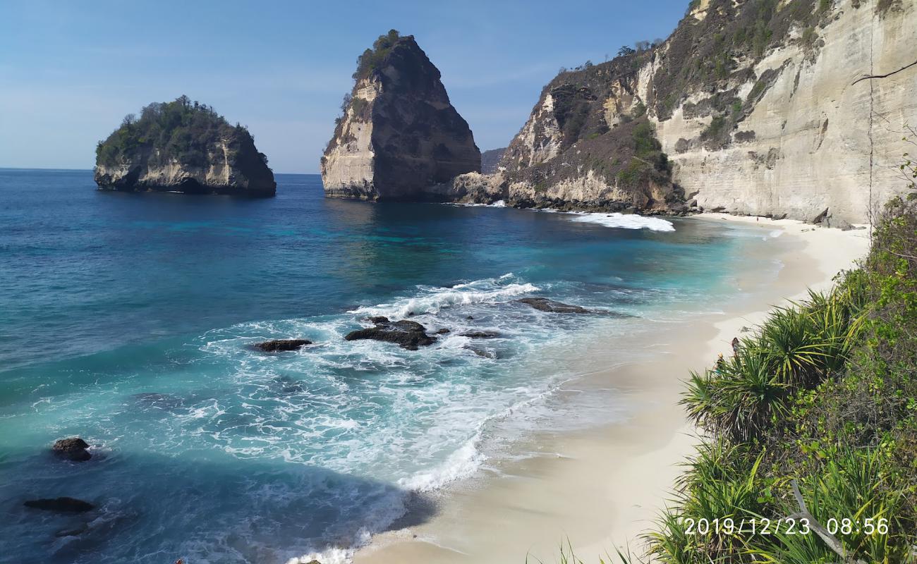 Foto de Pantai Pelilit con arena blanca superficie