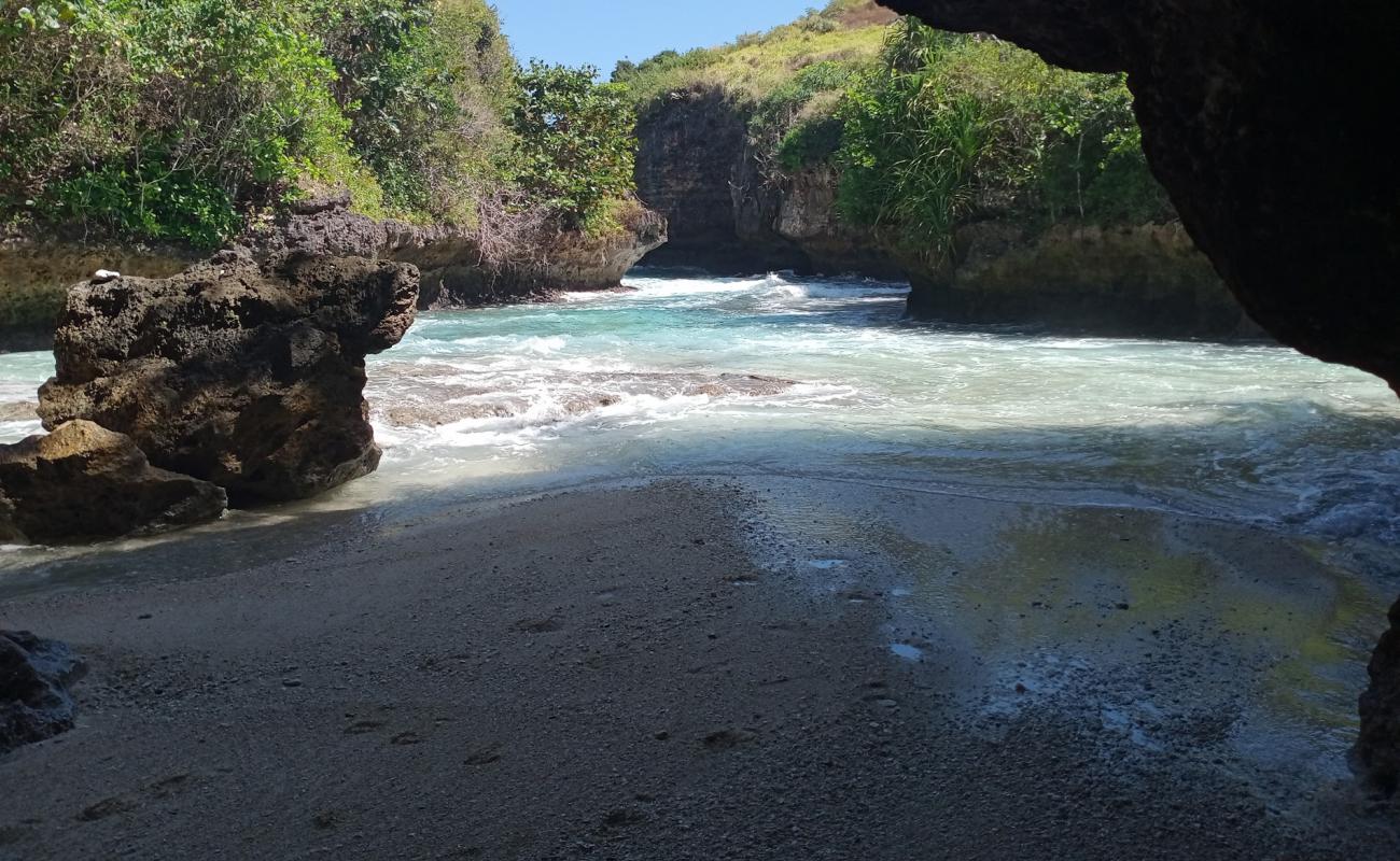 Foto de Lumangan Beach con arena brillante y rocas superficie