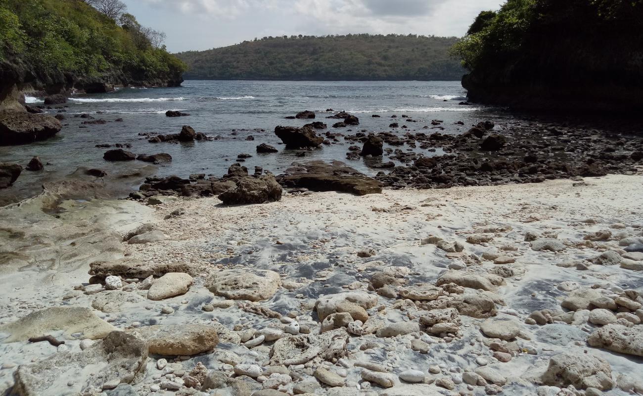 Foto de Pantai banana con arena brillante y rocas superficie