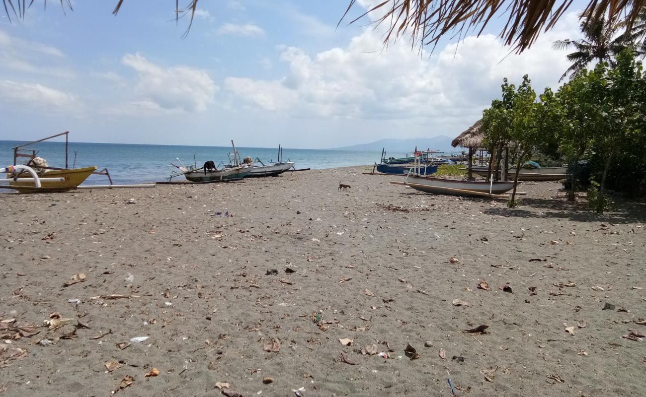 Foto de Karang Bangket Beach con arena oscura superficie