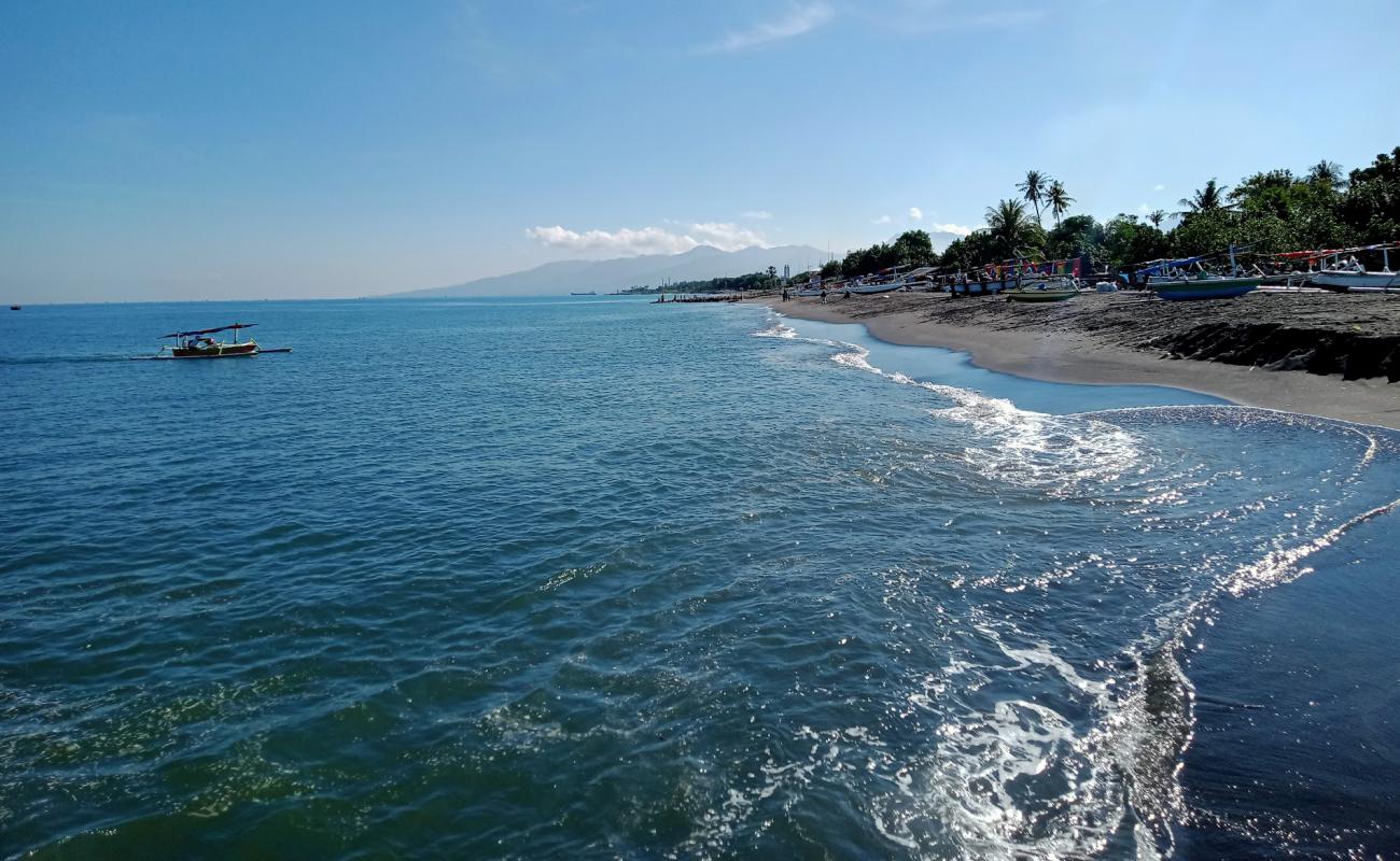 Foto de Tanjung Karang Beach con arena oscura superficie