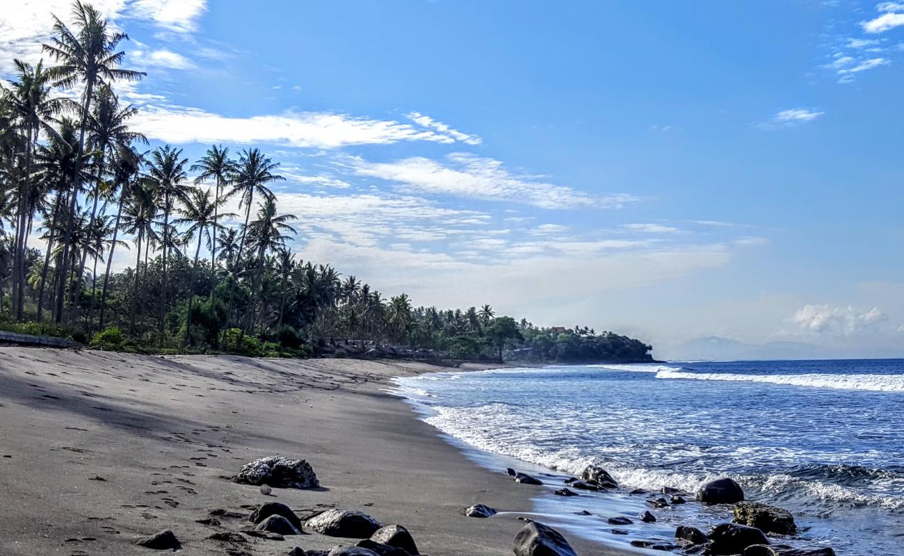 Foto de Kerandangan Beach con arena gris superficie