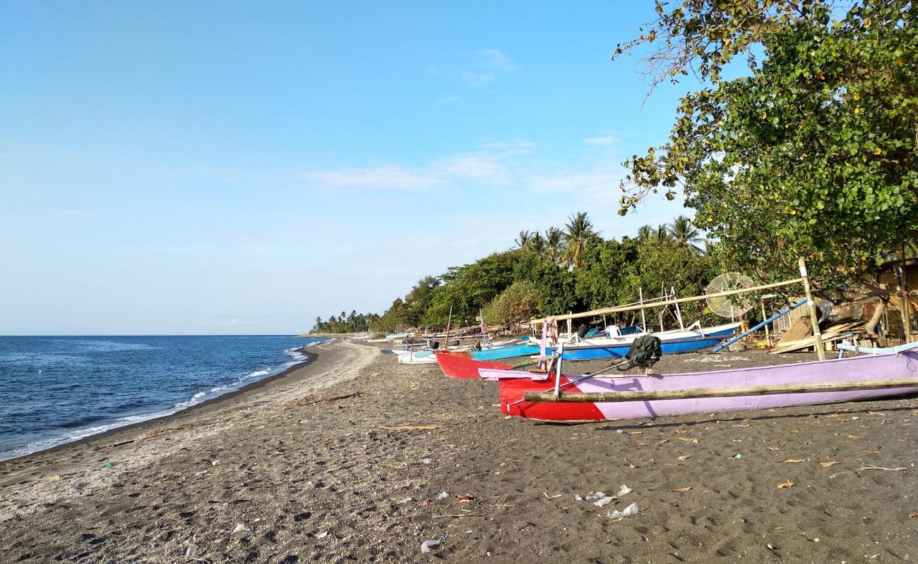 Foto de Ketapang Tampes beach con arena oscura superficie