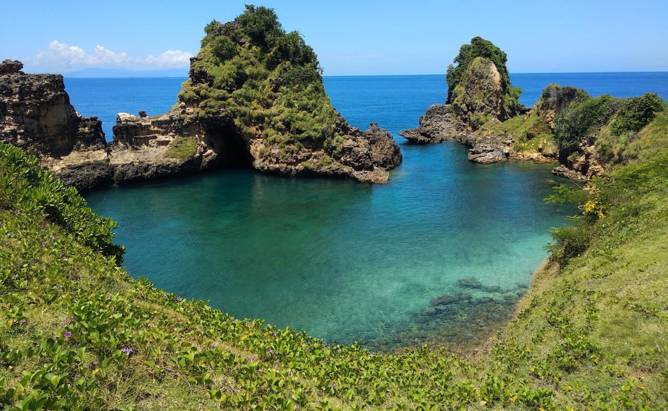 Foto de Sari Goang Beach con arena brillante y rocas superficie