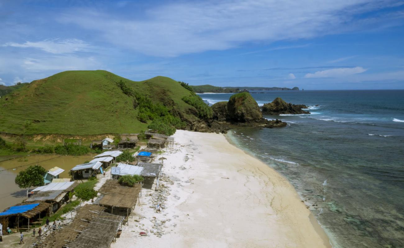 Foto de Mandalika Queen Beach con arena brillante superficie