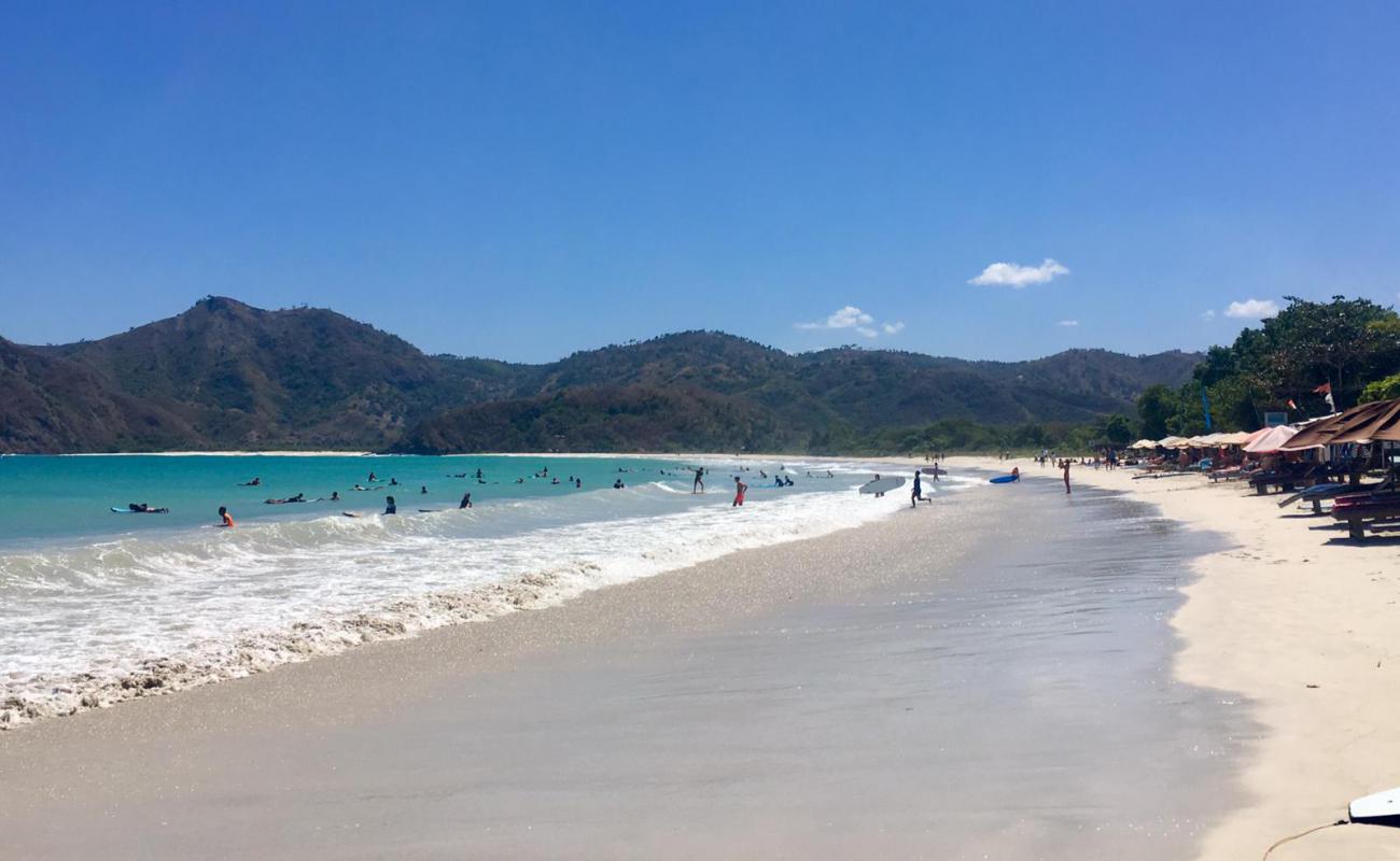 Foto de Playa de Selong Belanak con arena fina blanca superficie