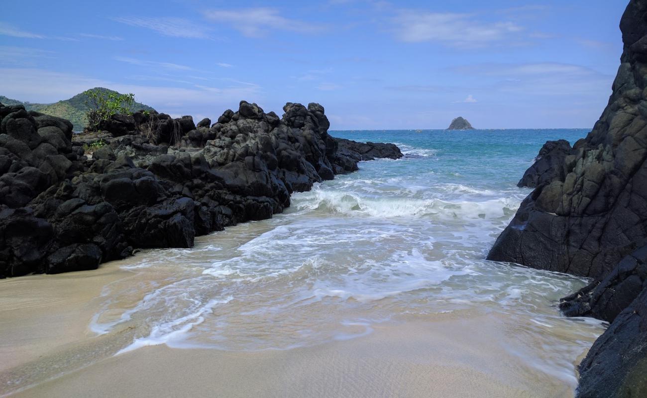 Foto de Kecil Beach con arena fina blanca superficie