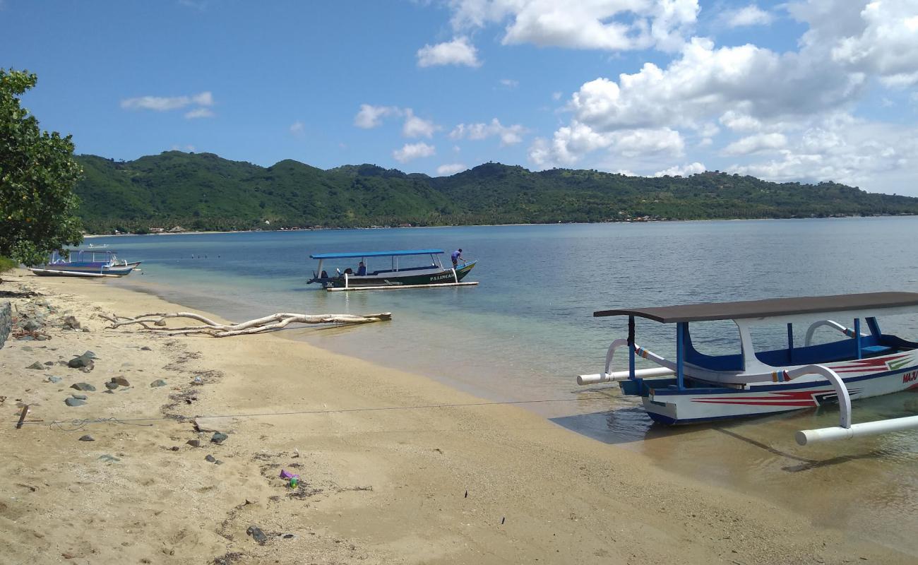 Foto de Laut Biru Beach con arena brillante superficie