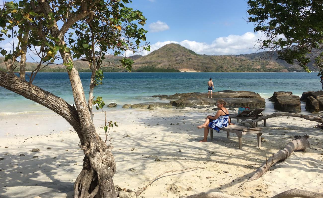 Foto de Playa Gili Kedis con arena blanca superficie